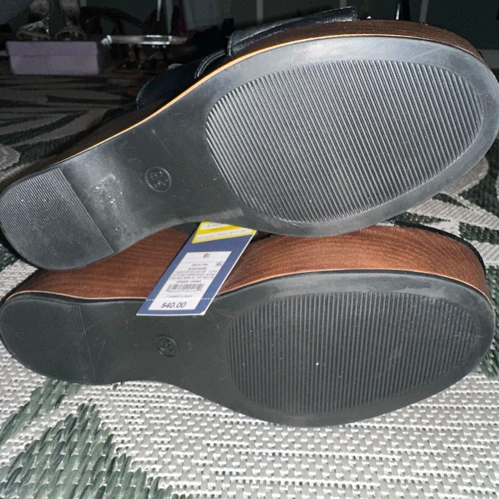 2. Universal Thread Sandals Sz 9 1/2